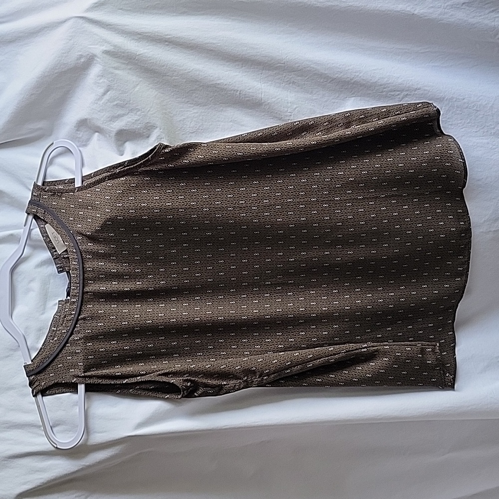 Loft Small Dark Gray background w/Olive Green & Cream Detailing